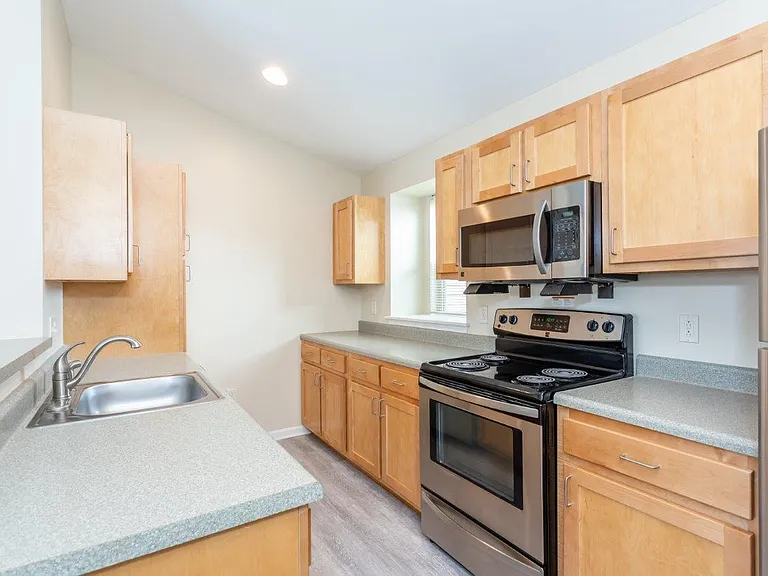 Saratoga Crossing Apartments & Townhomes — Photo 3