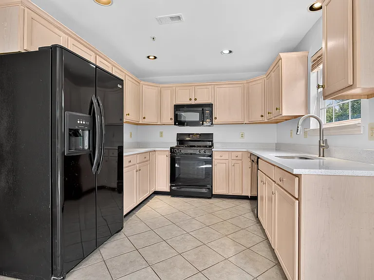 323 Glenn Rose Cir — Photo 4