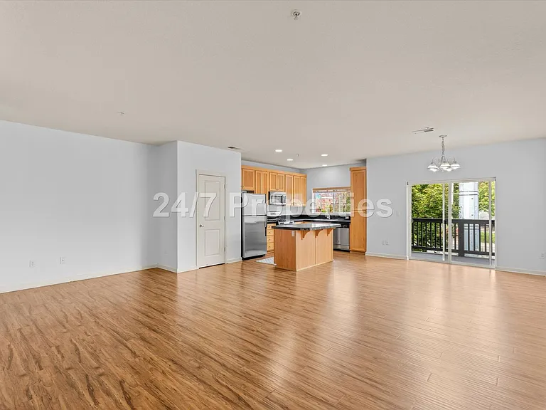 1050 SW 170th Ave #201 — Photo 4