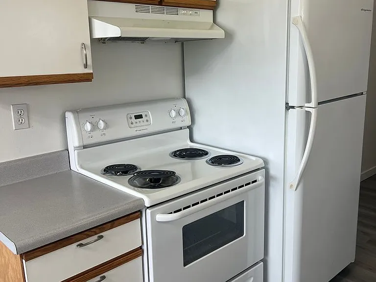 527 Summit Ave E — Photo 13