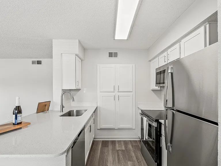 Summerlake Apartments — Photo 13