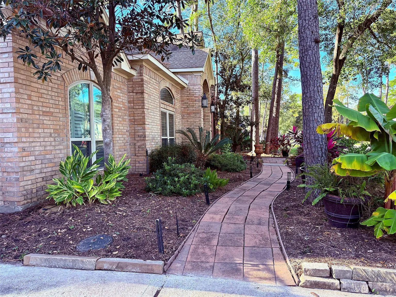 5 bed, 3.0 bath, 2852 sqft, $4,000 — Photo 2