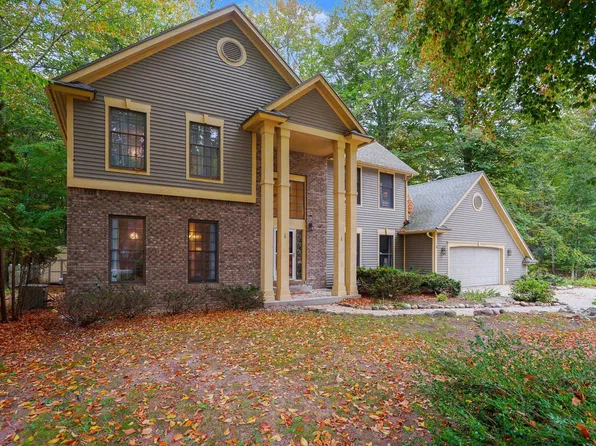 945 W Wellington Ct, Muskegon, MI 49441