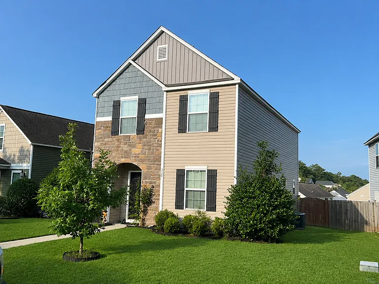 917 Yarrow Ln — Photo 2
