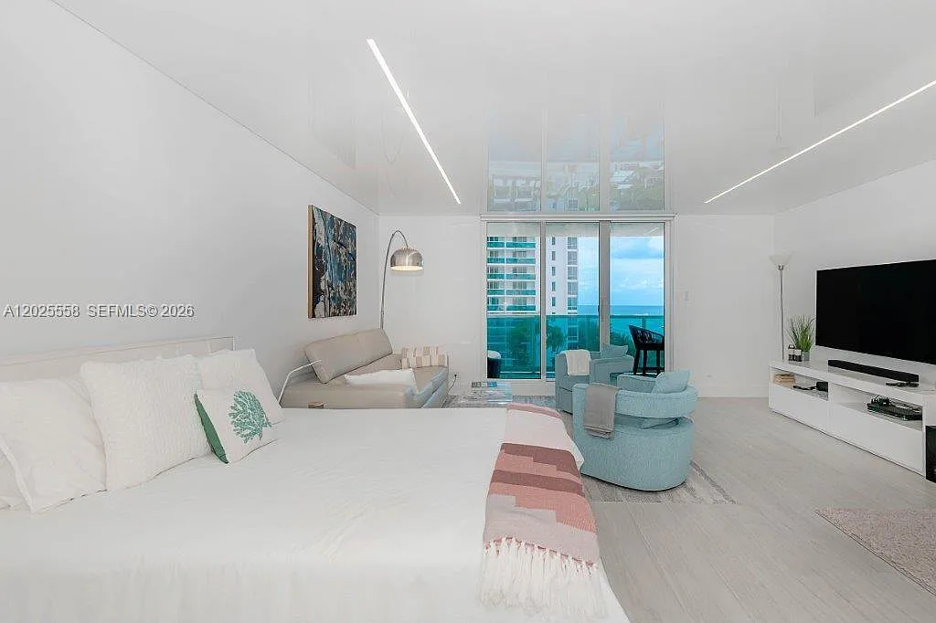 Roney Palace Condo — Photo 4