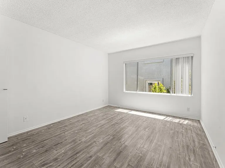 11946 Montana Ave #302 — Photo 24