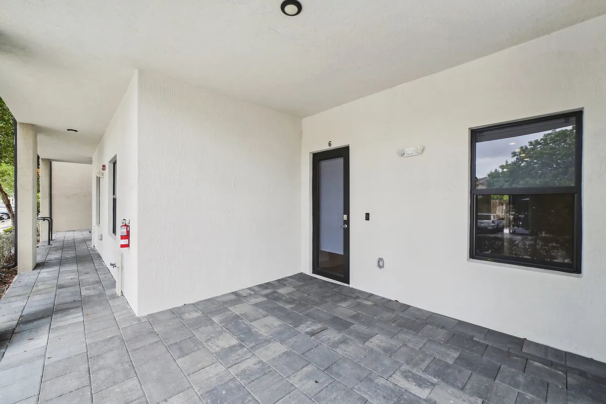 Building Photo - 7925 NW 104th Ave #6