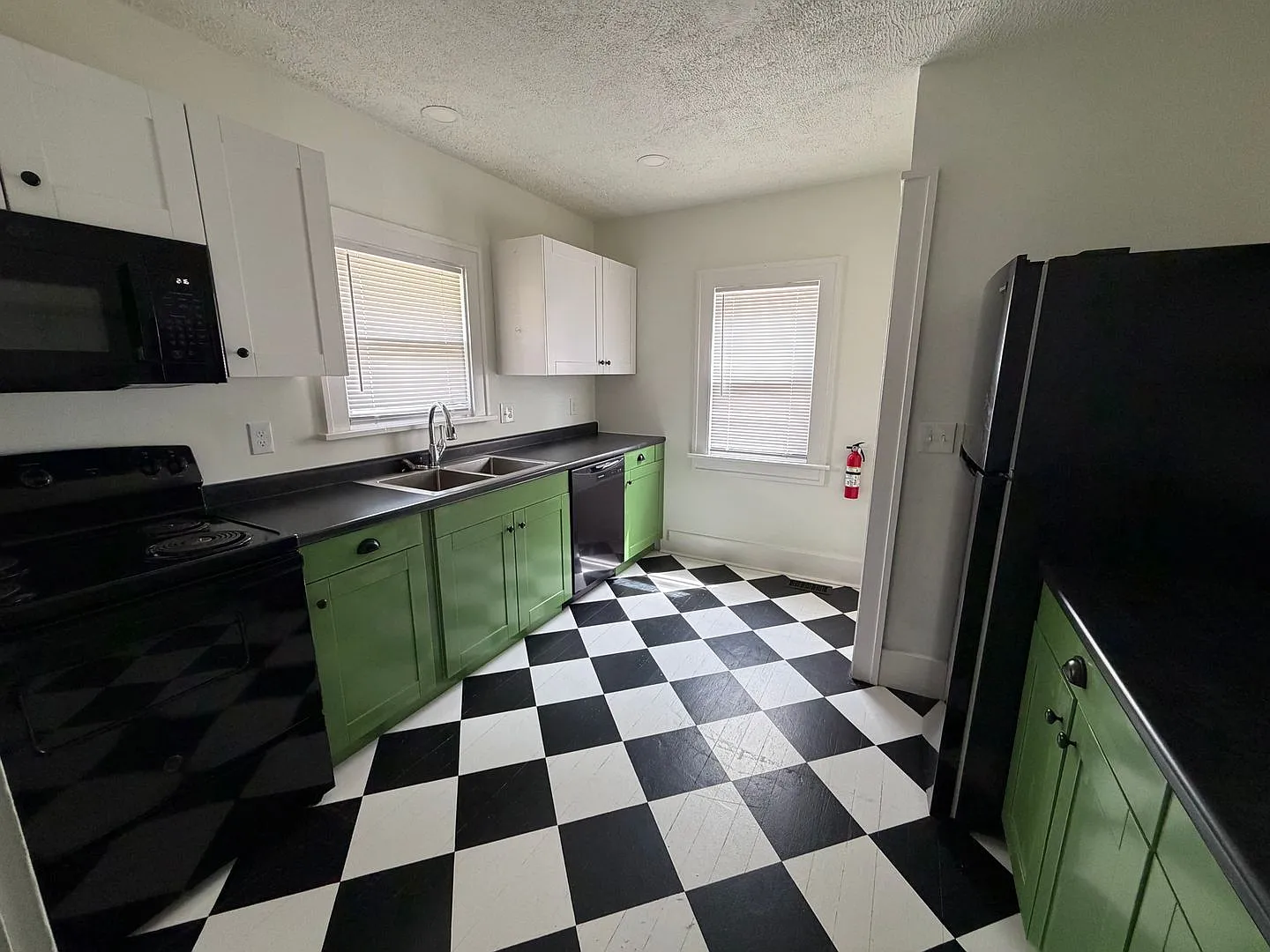 Spacious 2 Bedroom Single Family Home! — Photo 4