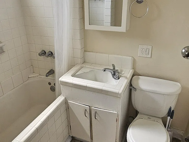 1528 E 1st St #6 — Photo 11