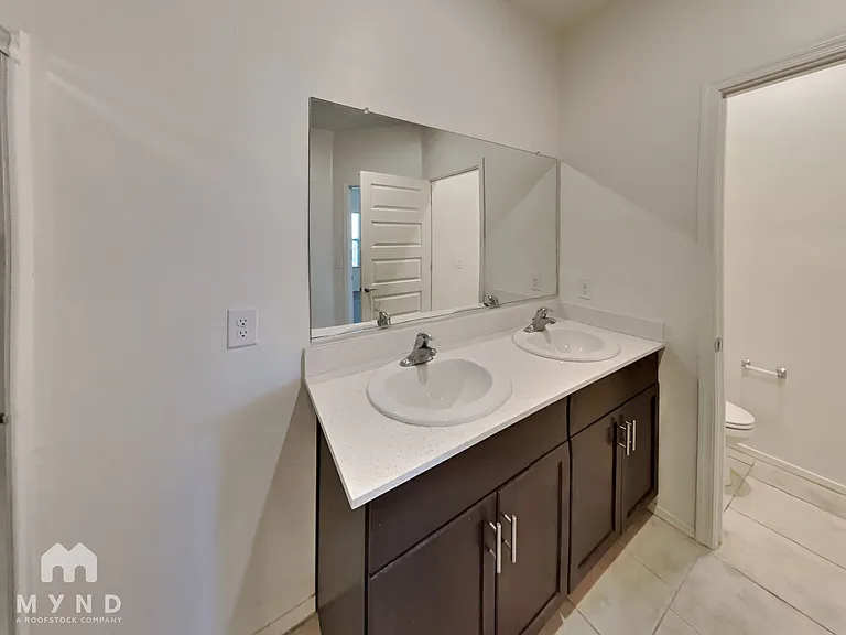 2549 E Calle Palta — Photo 5