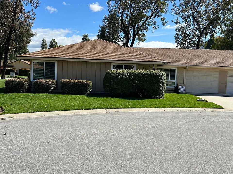 7404 Village 7