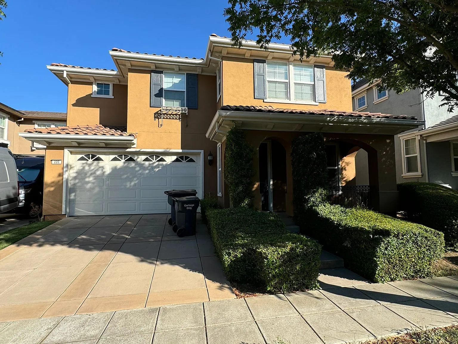 3 bed, 2402 sqft, $3,300 — Photo 2