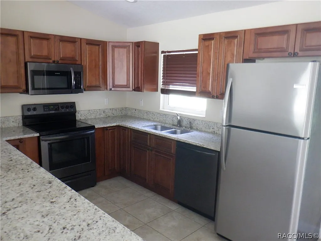 3 bed, 1420 sqft, $1,650 — Photo 2