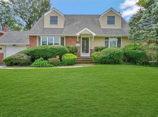 31 Birchwood Park Dr, Syosset, NY 11791