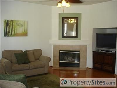 3rd image of 725 Manitoba Ct