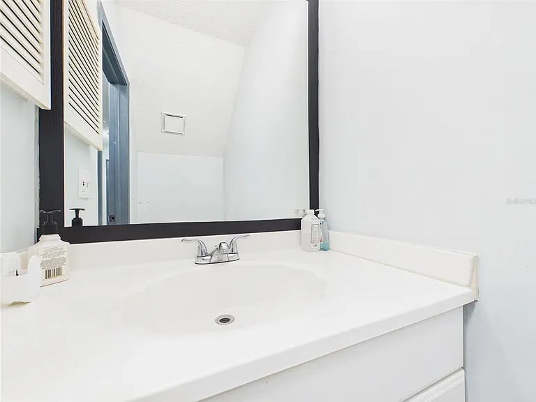 11239 Cedar Hollow Ln — Photo 12