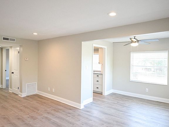 4th image of 3325 N Westmoreland Dr #8