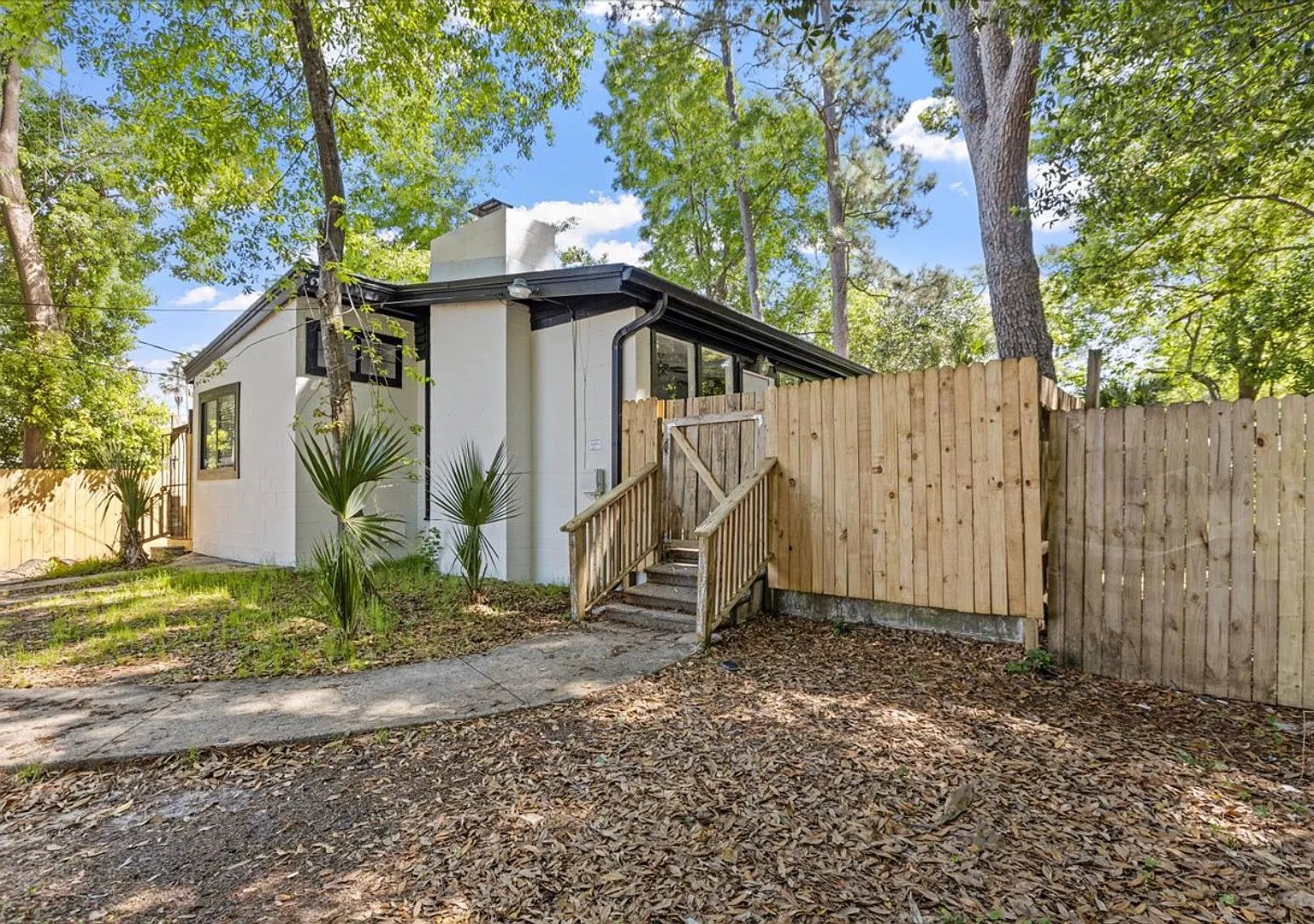 Beautifully Renovated 5 Bedroom House — Photo 3