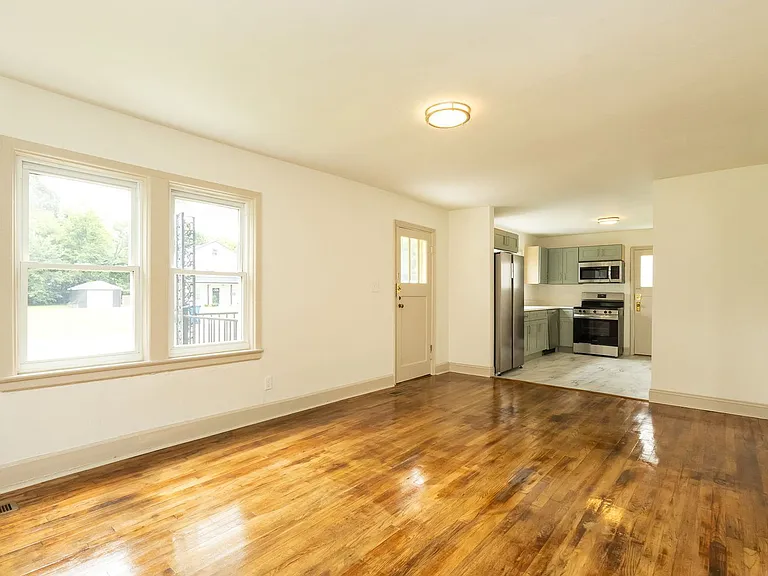 825 Henderson Ave — Photo 8