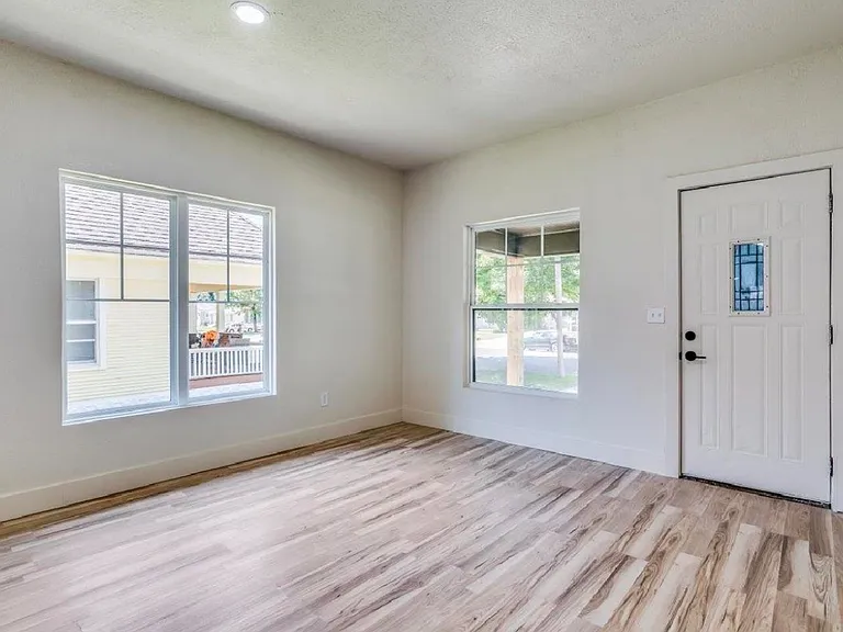 230 N Spruce St — Photo 3