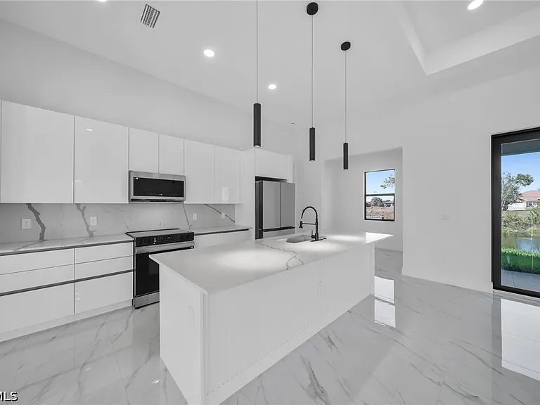 1426 NE 6th Ave — Photo 10