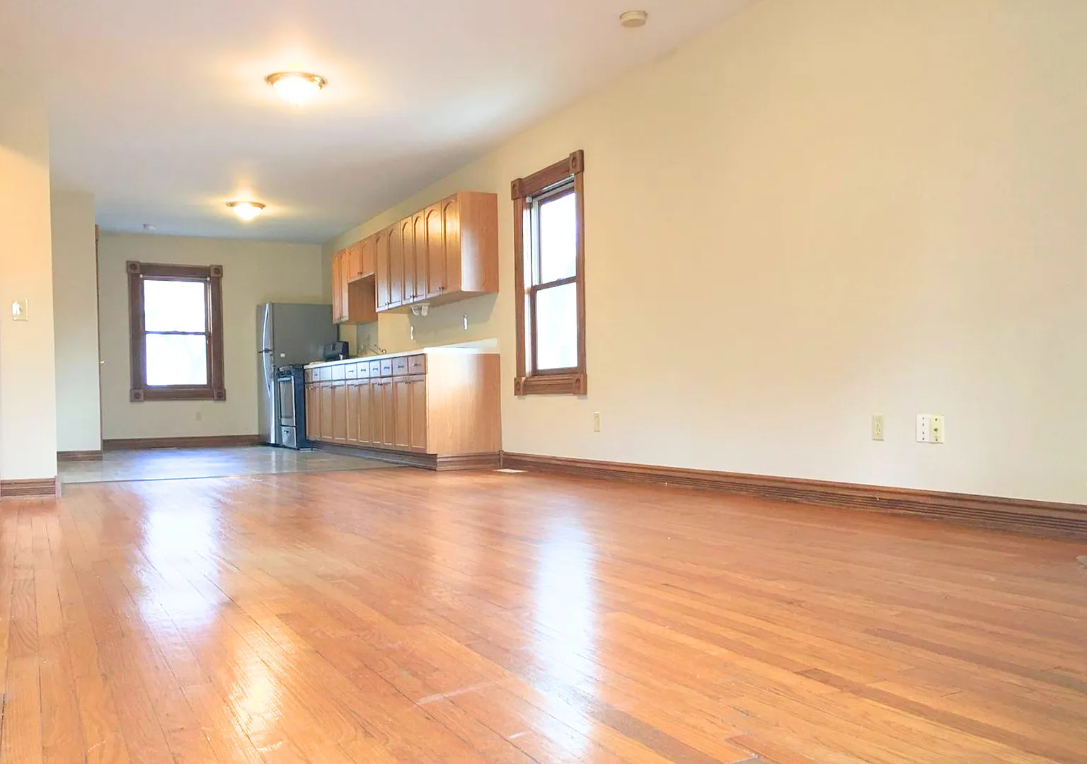 460 E Lincoln — Photo 1