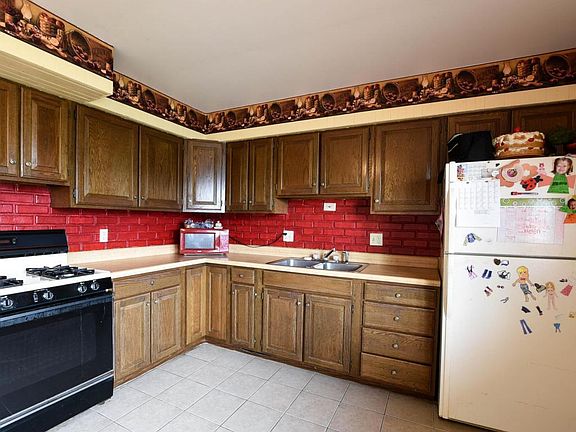 3rd image of 229 Oakdale Ct