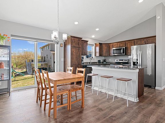4th image of 825 Harvest Dr SW