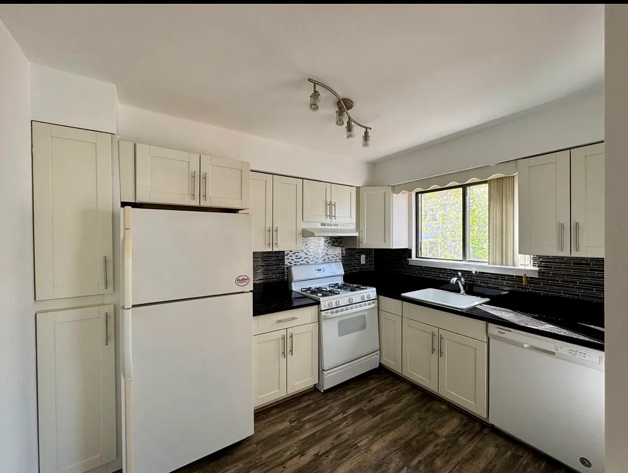 2 bed, $2,400 — Photo 2