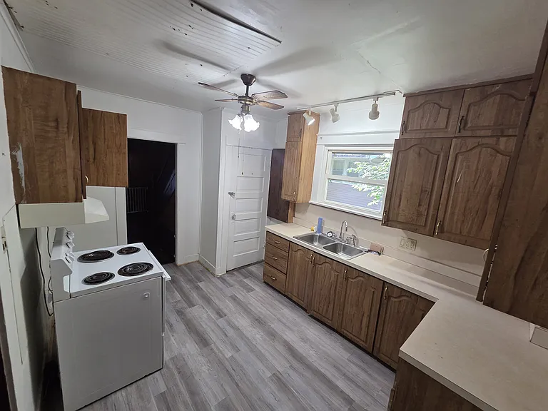 1216 SW Boswell Ave — Photo 8