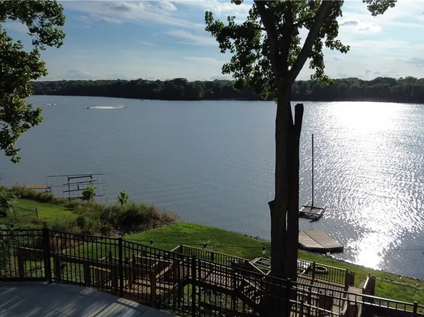 24 Lakeshore Ct, Danville, IL 61832