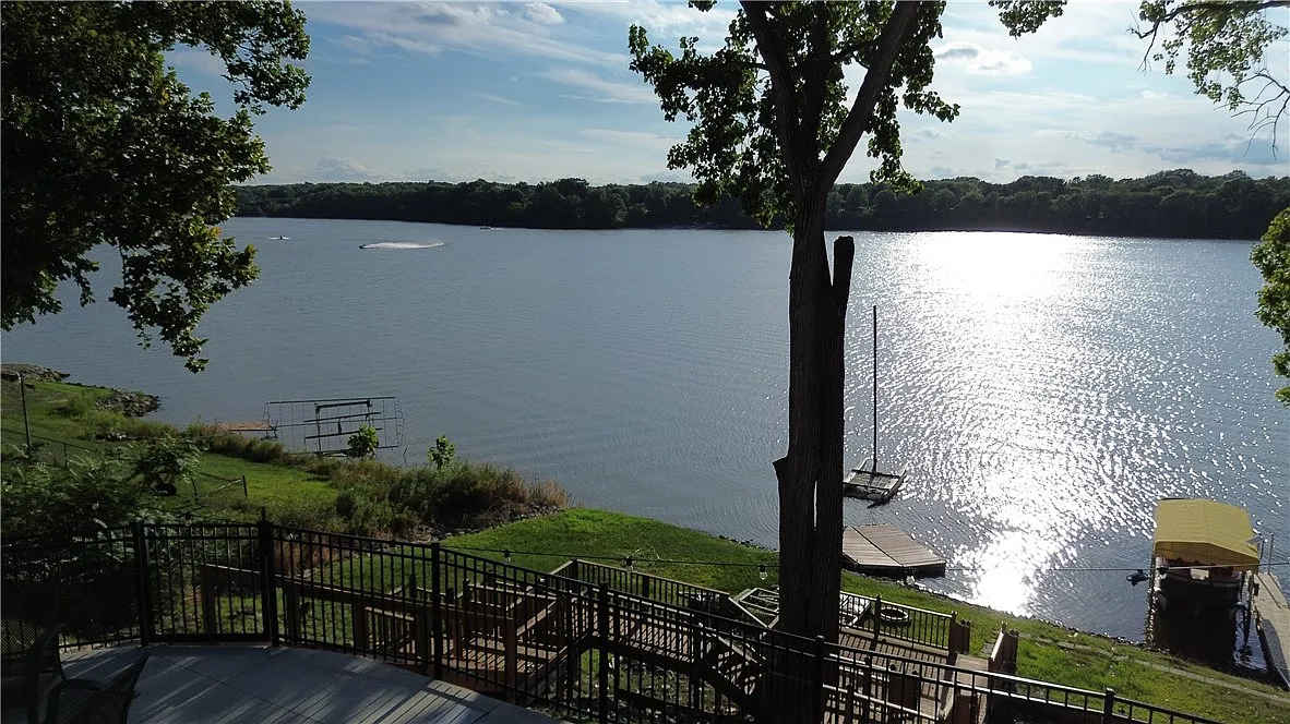 24 Lakeshore Ct photo 1