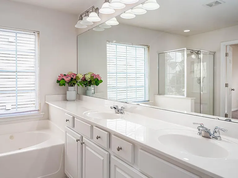 7908 Clover Creek Ct — Photo 3