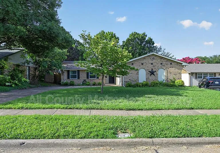 431 Malden Dr — Photo 2