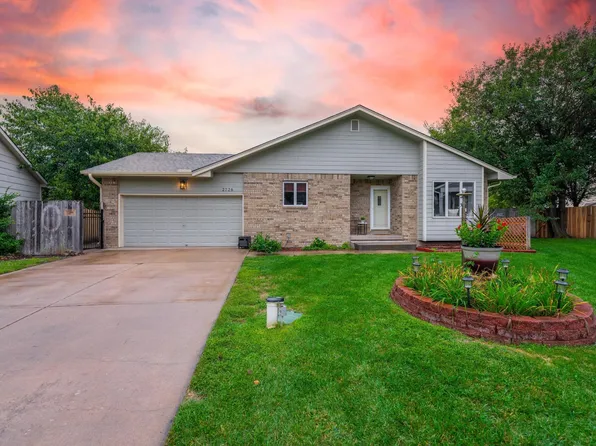 2726 S Carrwood Cir, Wichita, KS 67215