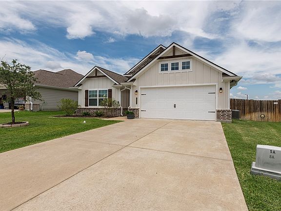 4th image of 1934 Cambria Dr