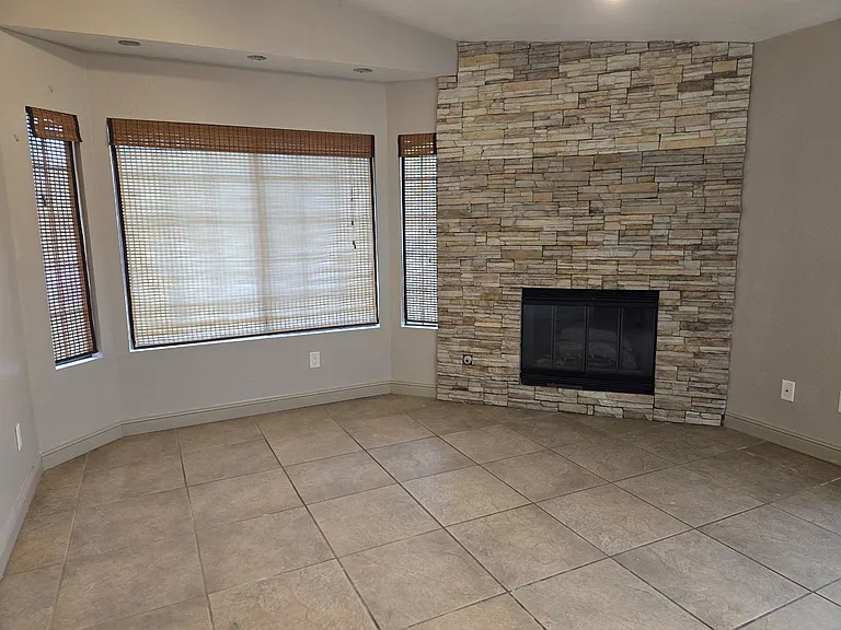 1416 Powell Rd — Photo 3