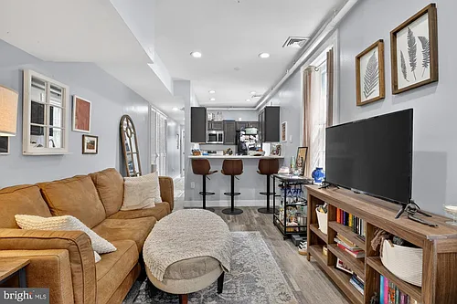 927 Clinton St #2R Photo 1