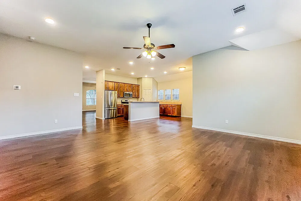 3 bed, 2.0 bath, 2385 sqft, $2,555 — Photo 4