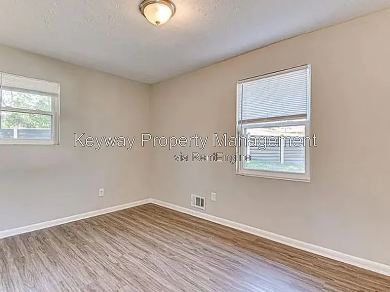 2204 Sandra Ct — Photo 12