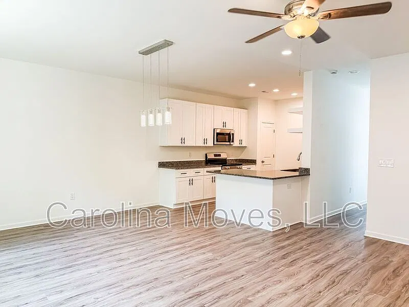 3 bed, 2.5 bath, 1576 sqft, $1,595 — Photo 4