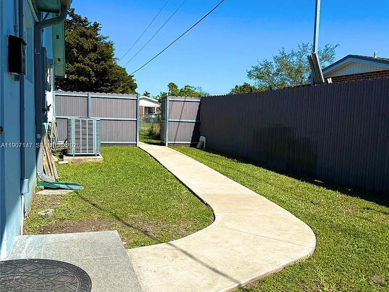 10040 SW 198th St — Photo 13