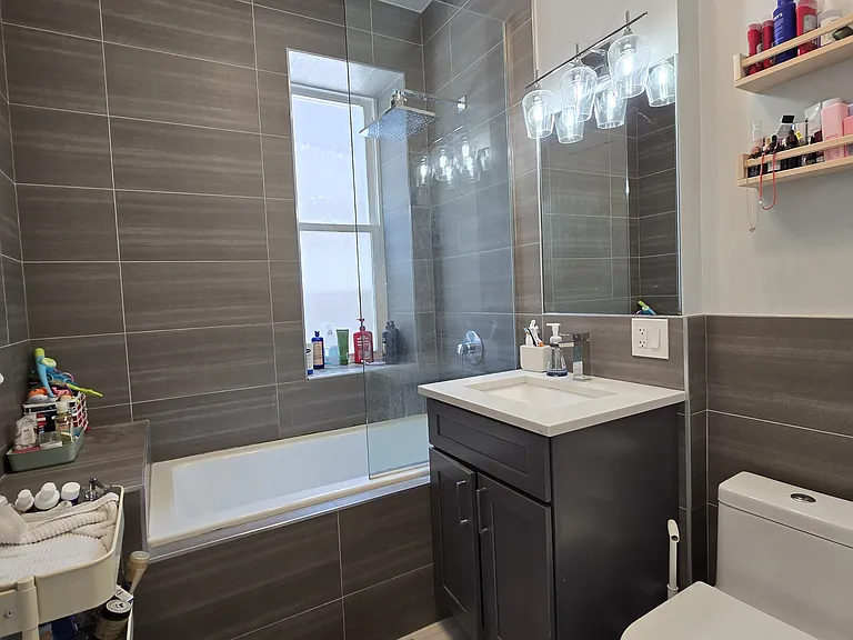 2047 W Walton St #1 — Photo 9