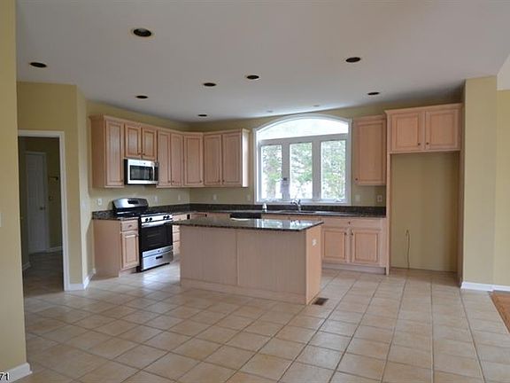 4th image of 10 Witherwood Dr