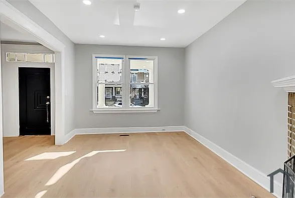 727 Otis Pl NW — Photo 2