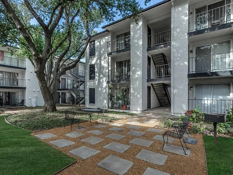 Villas on Rosemeade East — Photo 14