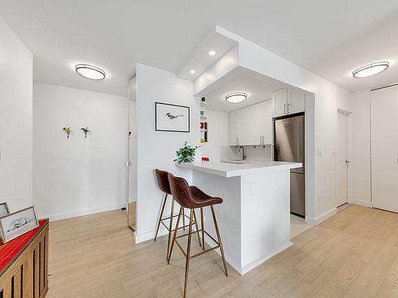 3rd image of 322 W 57th St APT 23N