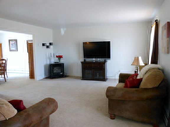 4th image of 22 Joanne Ln