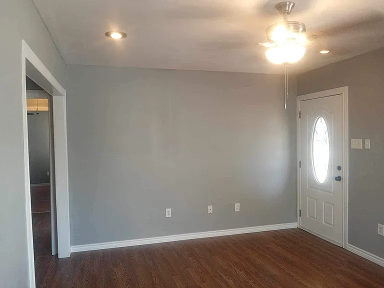 607 E Southcross Blvd — Photo 8