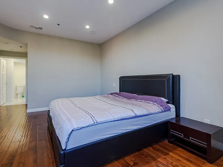 326 Westminster Ave #Penthouse 404 — Photo 15